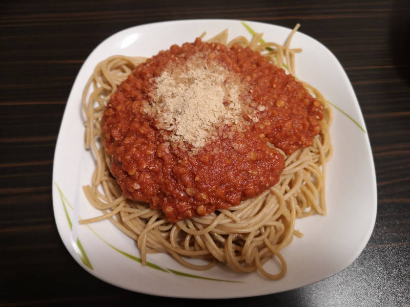 Vegane-Spaghetti-Bolognese-mit-Linsen-Hefeflocken